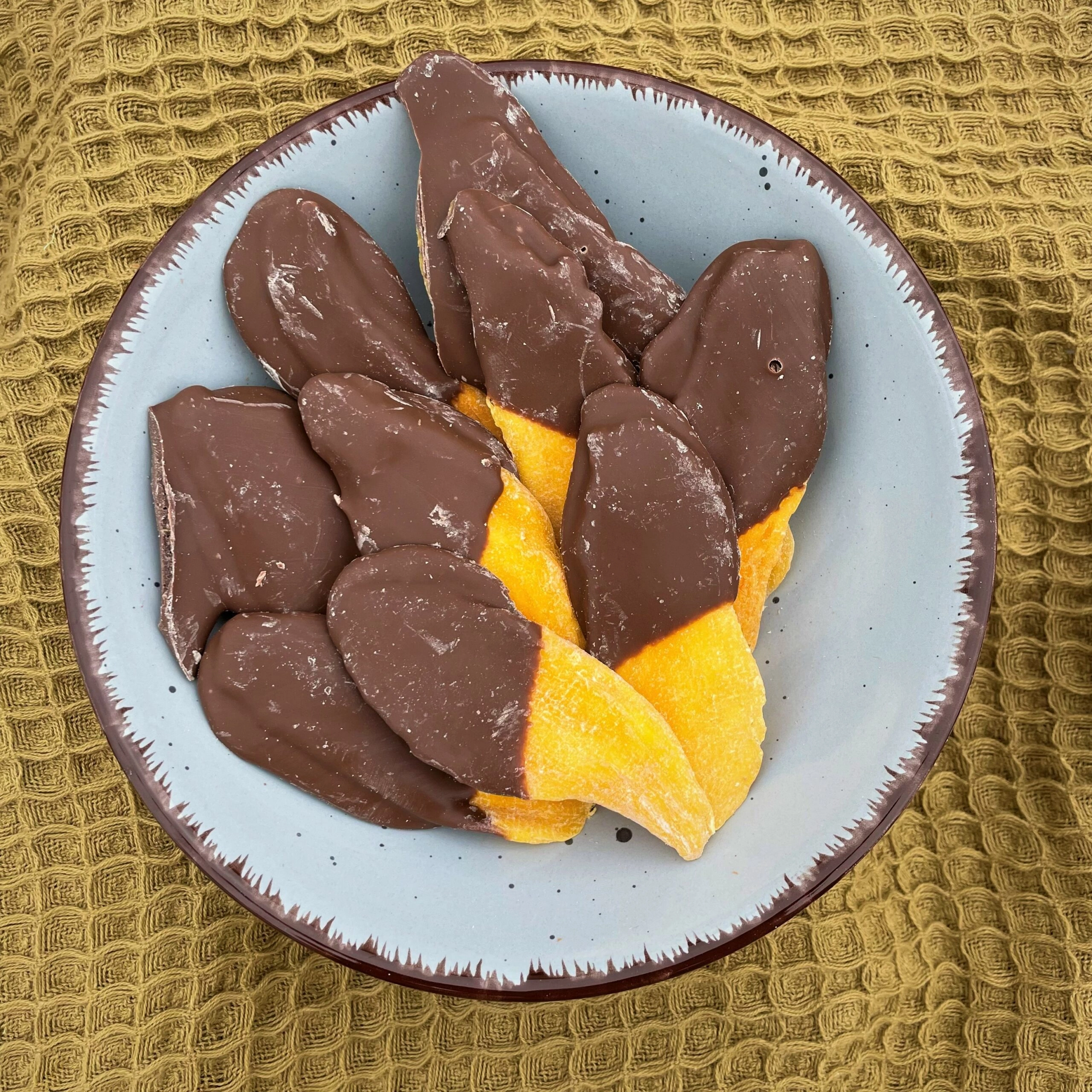 Mango_mit_Schokolade Mangostreifen mit Vollmilchschokolade – Bild 1